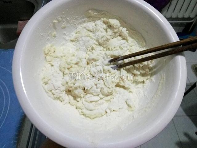 面粉放入盆中，加入温水用筷子和成絮状