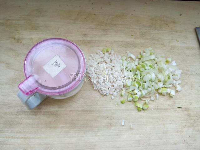 葱切碎，熟牛油切碎(自家备的)，盐备齐