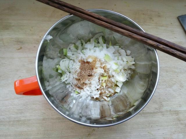 把葱花，牛油(或食用油)，盐放入盆中加入少许香油拌均匀