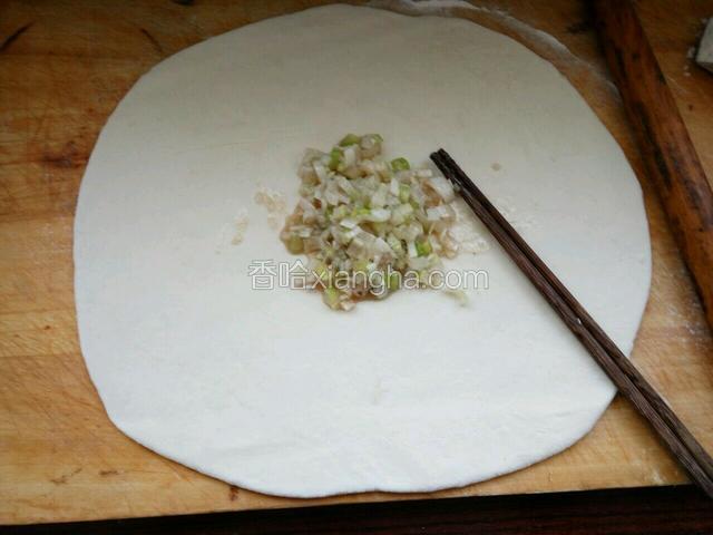 用擀面杖擀越薄越好，把葱油放入面皮中
