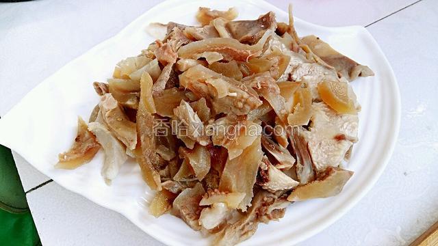 将牛蹄筋切成薄片装盘备用。
