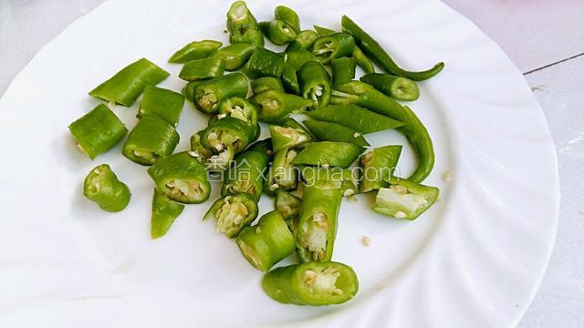 尖椒切小段备用。