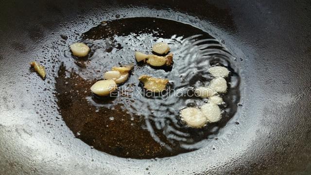 锅里放入适量的植物油烧至七层热把姜蒜下锅爆香