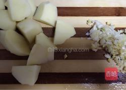 圆头儿土豆炖排骨的做法图解1