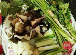 砂锅枸杞香菇鲫鱼豆腐汤的做法图解2