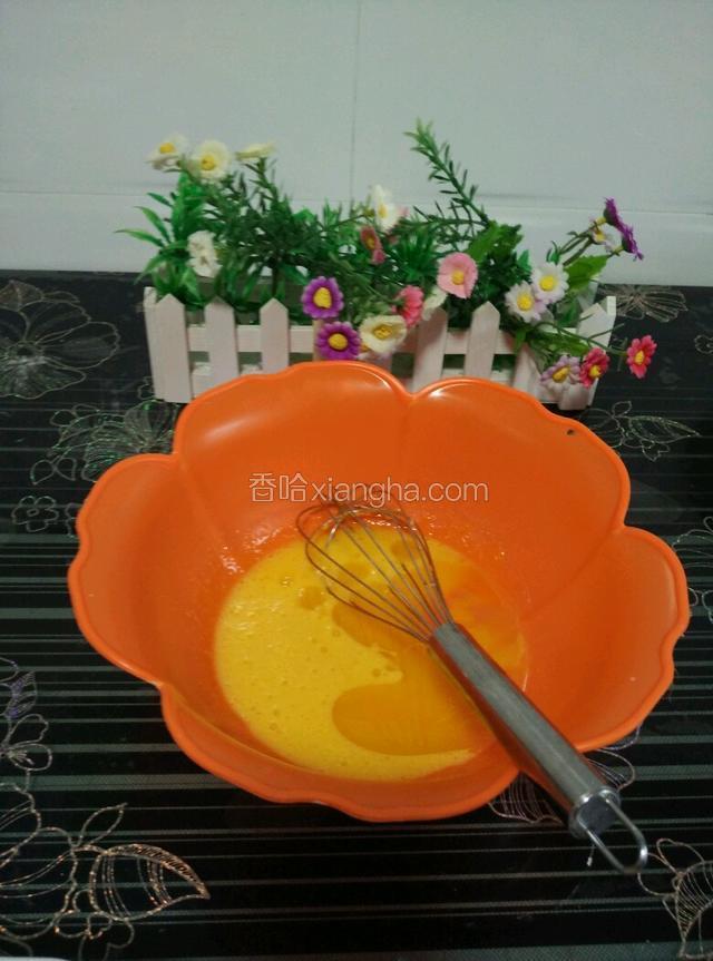 把玉米油加入蛋黄中搅拌至油化