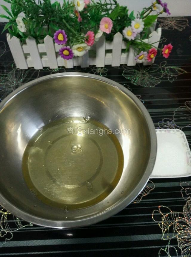 准备好蛋清和60克糖
