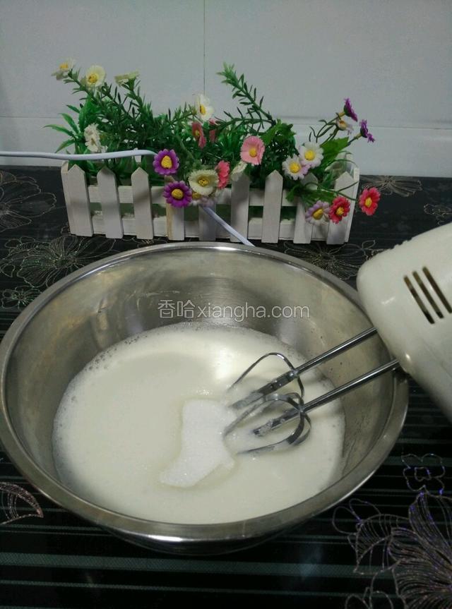 将蛋白打发到细细的小泡沫！再加入3／1的糖