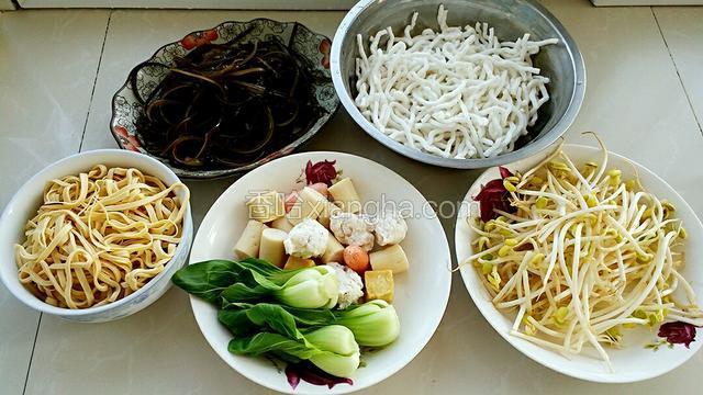 准备食材，把各种配菜洗净，土豆粉要提前泡好。
