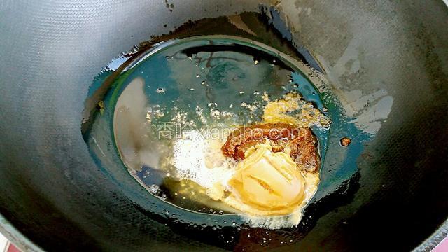 锅中放适量油改小火，放入沙茶酱和花生酱炒出香味。