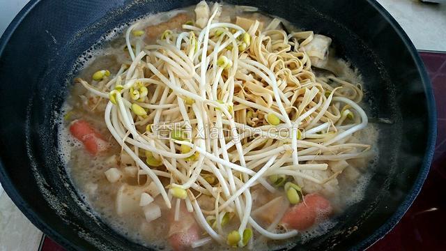 再放入黄豆芽和干豆腐丝煮开。