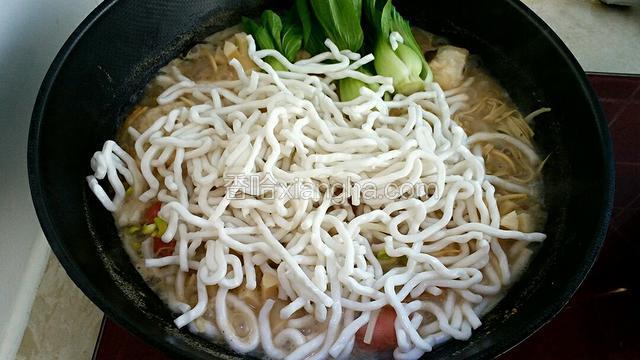 最后放入油菜心和土豆粉煮两分钟左右关火，等两分钟再盛入容器中。