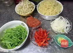 Illustration of how to make Tianyuan Fried Noodles 2