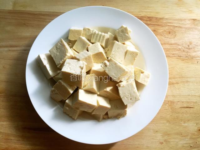 把豆腐切块。