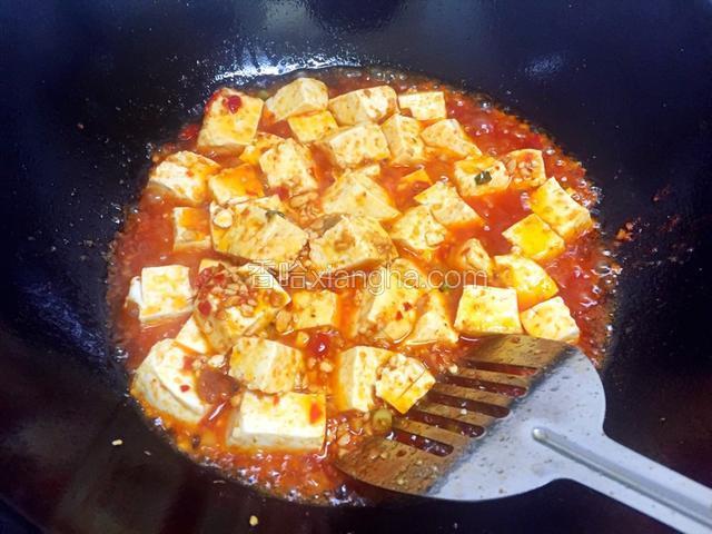 炒豆腐。豆腐倒掉水后再倒入锅中，由于豆腐吸满了水分，无需加水，豆腐入锅后锅里水分明显增大，晃动锅身，使豆腐均匀的沾上酱汁，用锅铲轻轻翻炒均匀。点适量水淀粉勾芡。开锅三分钟左右停火。