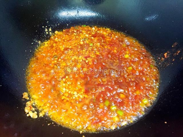 炒配料。另起锅烧花生油，加入花椒麻椒炒香，捞出盛到容器里备用，也可直接舍去。下郫县豆瓣酱，炒出红油，下蒜末、葱白、辣椒末，加入料酒、生抽、糖，继续翻炒，最后放花生碎。