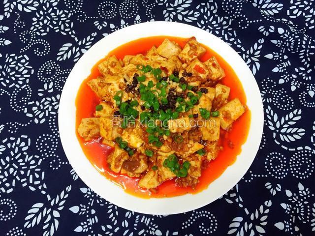 盛盘，将剩余的花生碎点缀其上，再把炸好的花椒麻椒粒点缀上，也可以不要花椒麻椒粒，但是个人认为有花椒粒点缀更有食欲啦！再淋香油，撒上香葱的葱叶。美美哒可以上桌啦！
