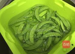香肠炒荷兰豆的做法图解1