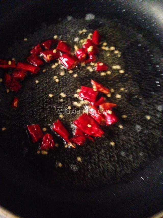 锅里倒入比炒菜多一些油，爆香干辣椒
