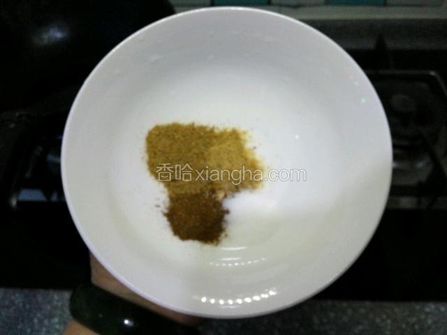 把孜燃粉，熟花椒粉，小茴香粉，盐一同放入碗中