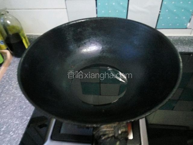 锅中放少许食用油用中火烧热