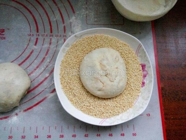 分个把烧饼一面粘匀白芝麻