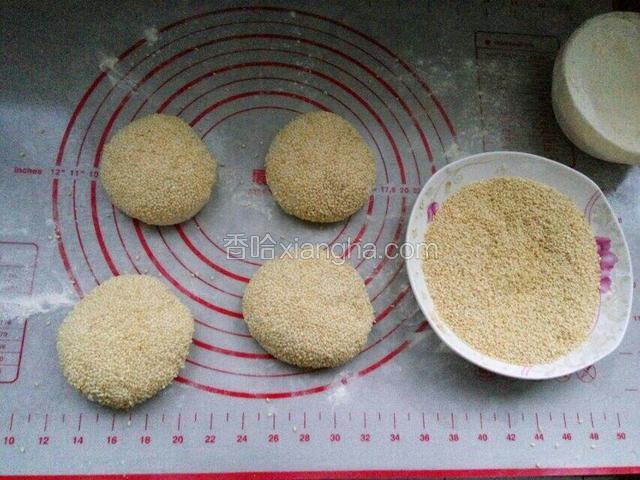 粘匀白芝麻放一边备用