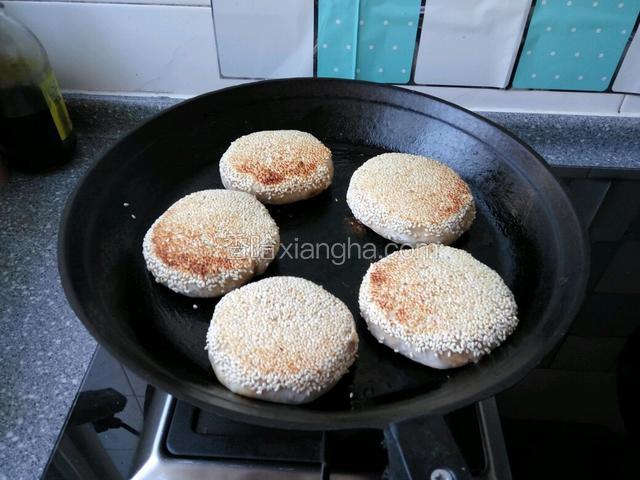然后放入提前预热平底锅中