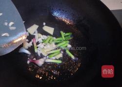 青椒木耳片的做法图解2