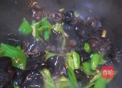 青椒木耳片的做法图解3