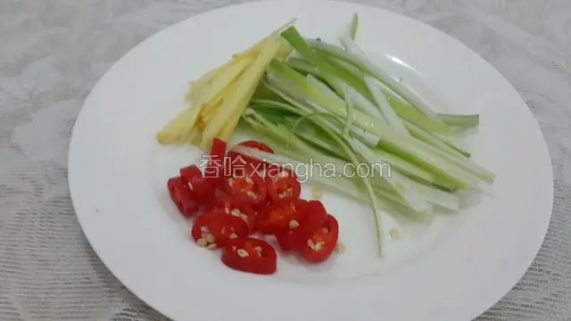 准备葱，姜，红椒，将葱，姜切丝，红椒去掉两头用中间部分切圈备用。