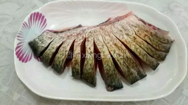 将鱼身从鱼背开始切，切成一厘米左右厚的鱼片，鱼肚皮那一面不要切断，这样整个鱼身还是连在一起的。