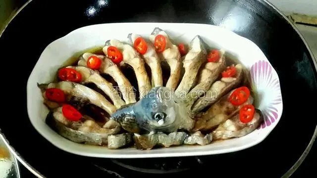 将蒸锅中添水，烧水的同时可以将切好的辣椒圈摆放在鱼片上，等水煮沸后放入腌好的开屏鱼，盖上锅盖用大火蒸十分钟左右就可以。