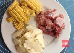 玉米排骨煲的做法图解1