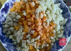 胡萝卜土豆香肠炒饭的做法图解1