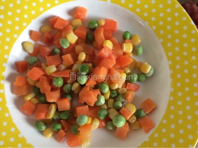 准备好适量的什锦蔬菜用开水烫一下
