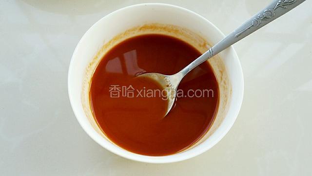 调酱汁:取一个小碗放入三汤匙番茄酱、三汤匙白醋、两汤匙糖，一汤匙生抽和一平匙淀粉搅拌均匀备用。