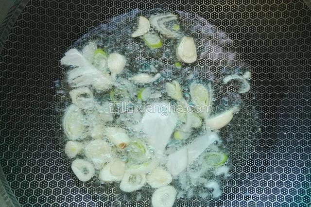 坐锅加油7成热后，下葱蒜爆香后，捞出葱蒜留油。