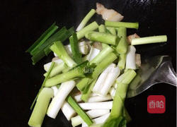 五花肉炒蒜苗的做法图解6