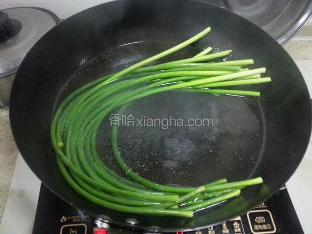 水微沸后放入蒜薹焯烫断生