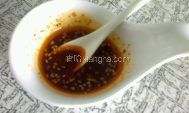 把 醋，生抽，芝麻，辣椒油，香油，白砂糖，蒜末，芥末，调成料汁备用