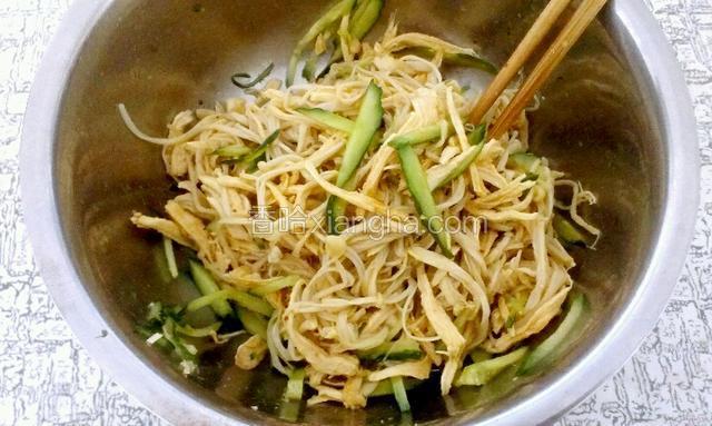 把所有食材放一个大碗，把料汁倒入，调拌均匀。
