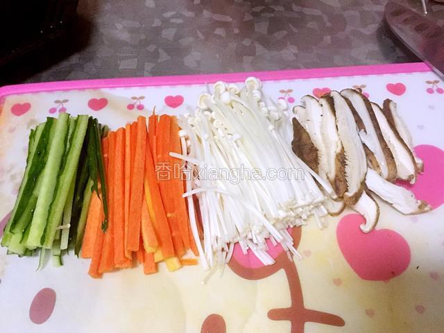 黄瓜红萝卜，香菇，金针菇切丝