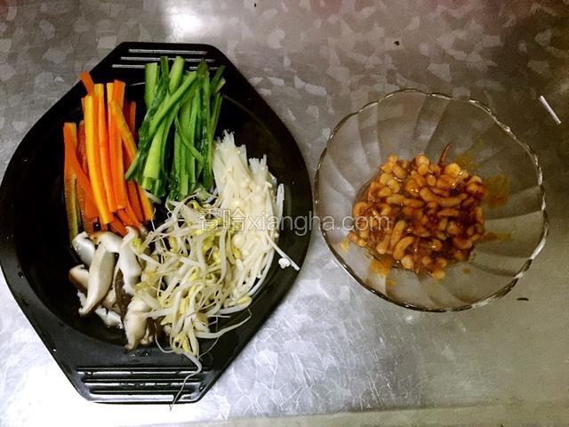 菜的分别用热水焯一下，一定分开焯，不然最后摆盘会不好看
