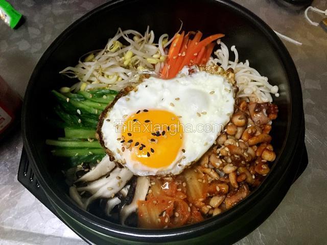 白芝麻撒面上点缀，黑芝麻只撒蛋黄一点