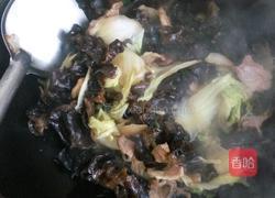 木耳炒白菜片的做法图解3