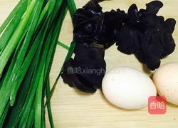 木耳韭菜炒鸡蛋的做法图解1