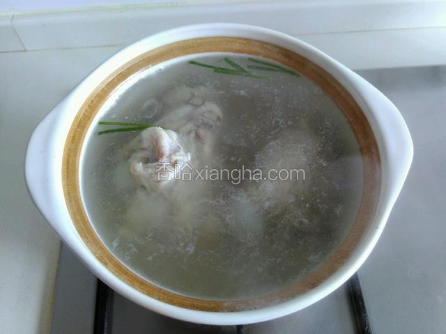水滚后，倒入料酒，改小火慢炖