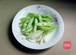 西芹炒肉的做法图解2