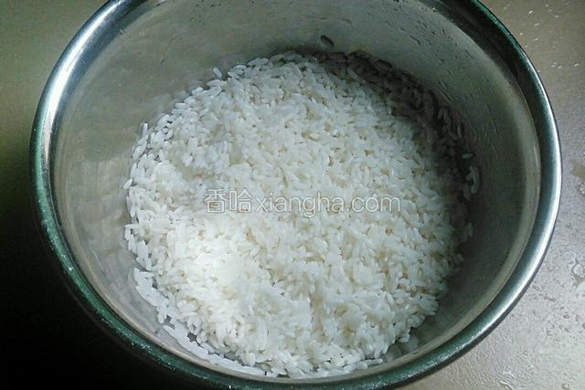 将泡好的糯米沥干水备用。